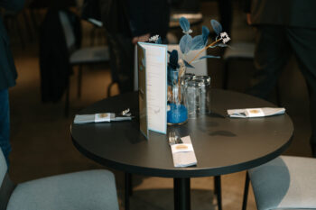 Gedeckter Tisch mit Menükarte